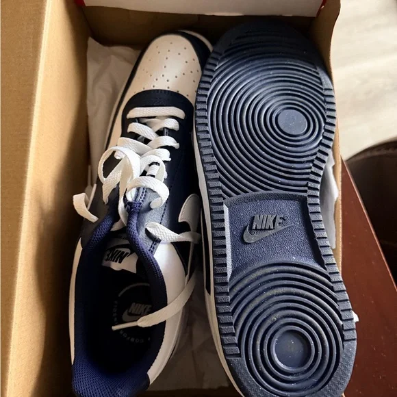 Nike Men’s Low-Top Sneakers - Navy and White - Picture 5 of 7